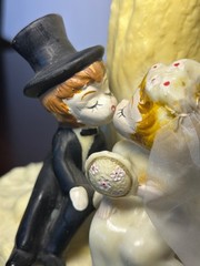 VINTAGE 1971 Wilton Bride & Groom Kissing On Tree Wedding Cake Topper Vase MCM