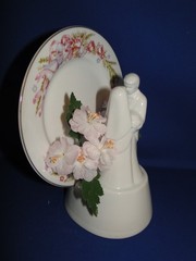 New Vintage Wilton «Cherish» Wedding CakeTop, white porcelain with plate 117-157