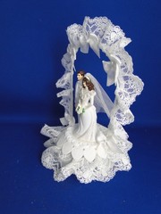New Vintage Wilton Petite «Lace Trellis» Wedding CakeTop, white tux, 104-937
