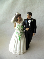 Vtg Wilton Wedding Couple Cake Topper! DARK HAIR! SLIGHTLY OLDER COUPLE! 5″