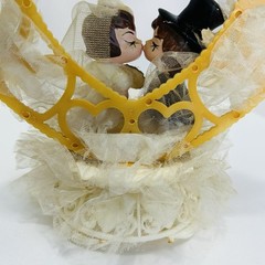 Vintage 1980 Coast Novelty Wedding Cake Topper Kissing Bride Groom Heart Decor
