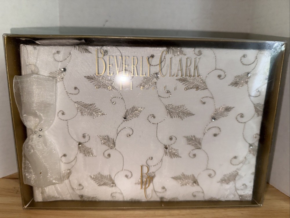 BEVERLY CLARK COLLECTION, WHITE Embroidered WEDDING GUEST BOOK, NEW!!!
