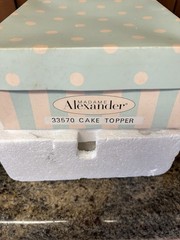 ADORABLE 2002 MADAM ALEXANDER BRIDE & GROOM CAKE TOPPER WITH BASE # 33570 MINT