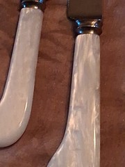 TREASURE MASTERS SHEFFIELD ENGLAND MOTHER OF PEARL HANDLES CAKE CUTTER SET