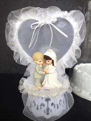 Precious Moments 10″ Wedding Cake Topper White Heart Beads Flowers Tulle Accents