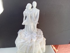 WEDDING TOPPER VTG COUPLE PORCELAIN WHITE FIGURES 8″ TALL SATIN & LACE RUFFLE