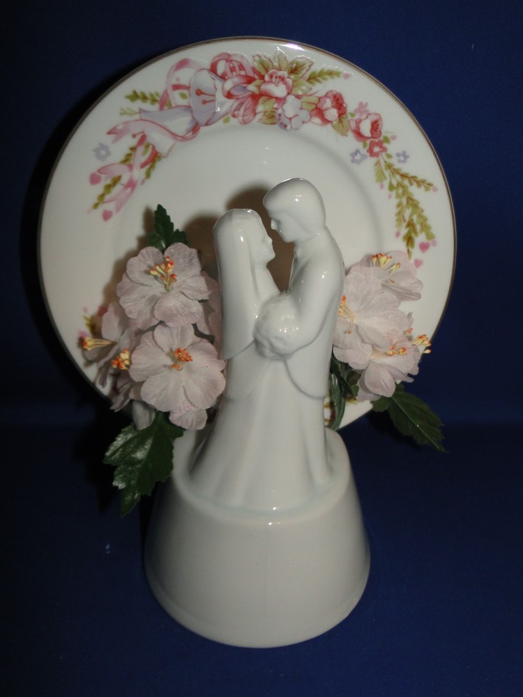 New Vintage Wilton «Cherish» Wedding CakeTop, white porcelain with plate 117-157
