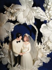 New Vintage Wilton «Enchantment» Wedding Cake Top, White Coat # 114-9023