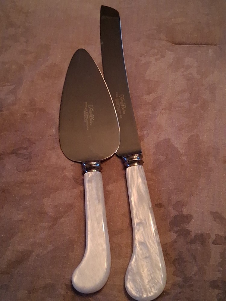 TREASURE MASTERS SHEFFIELD ENGLAND MOTHER OF PEARL HANDLES CAKE CUTTER SET