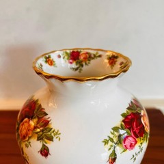 Royal Albert Porcelain Vase – Old Country Roses, English Bone China Floral Bud V