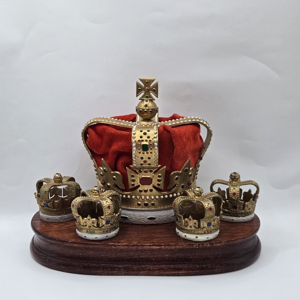 VTG INFANT OF PRAGUE Crown Hat Cake Topper Wilton #748 Plastic & Red Velvet