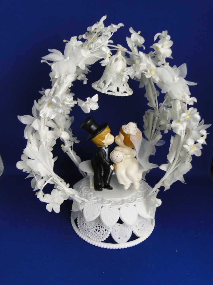 New Vintage Wilton «Lover’s Bower » Wedding Cake Top, kissing couple, 110-3006