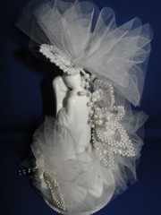 New Vintage Wilton «Lustrous Love» Wedding CakeTop, white porcelain 117-621