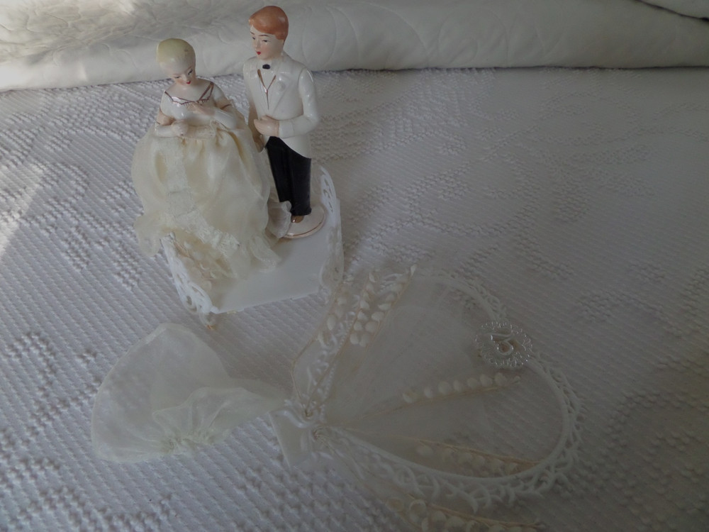 Vintage Wilton 25th Wedding Anniversay Cake topper pieces – needs work