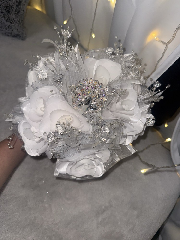 Luxury white Wedding/ quinceañera Bouquet – Artificial Flowers Crystal Handle