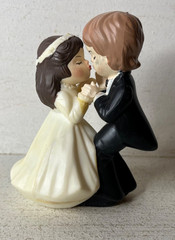 VTG 1975 Wilton Plastic Kissing Bride Groom Wedding Cake Topper 4.25″ CUTE